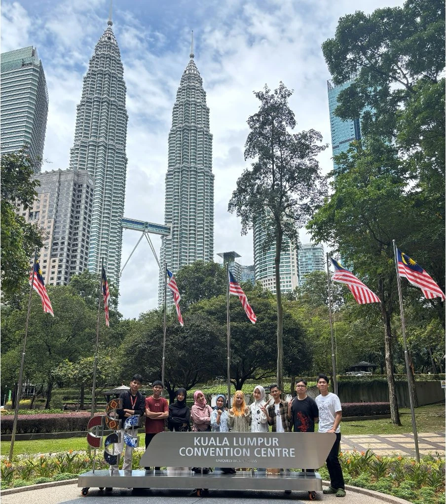 Mahasiswa Program Studi Administrasi Publik Universitas Hasanuddin berpose di kawasan Kuala Lumpur Convention Centre (KLCC), Kuala Lumpur, Malaysia, dalam rangka pelaksanaan International Mobility Program sebagai bagian dari penguatan pengalaman akademik global dan internasionalisasi pendidikan Unhas.
